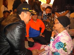 DPR Serahkan Bantuan Korban Banjir, Warga Curhat Minta Diperhatikan DPR Serahkan Bantuan Korban Banjir, Warga Curhat Minta Diperhatikan