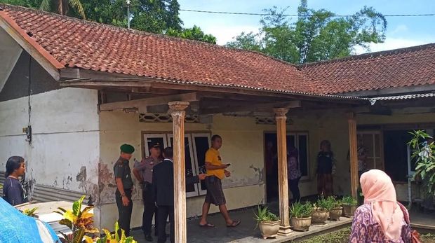 Seorang ibu diduga menyekap empat putrinya selama puluhan tahun. Kasus ini terbongkar setelah salah satu korban mengadu ke tetangga.