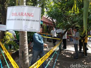 Polisi Police Line Lantai Panas Sekolah di Sidoarjo Polisi Police Line Lantai Panas Sekolah di Sidoarjo