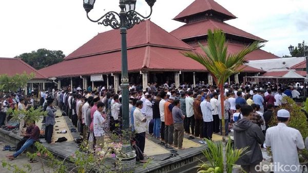 Ribuan Umat Salatkan Jenazah Yunahar Ilyas di Masjid Gedhe Kauman