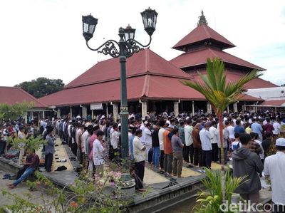 Ribuan Umat Salatkan Jenazah Yunahar Ilyas di Masjid Gedhe Kauman