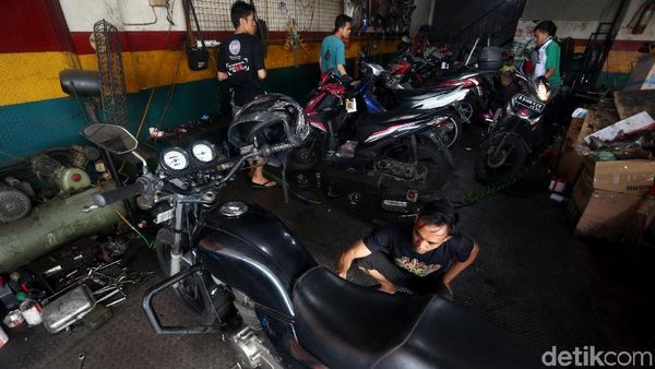 Usai Banjir, Bengkel Motor di Bekasi Diserbu Warga