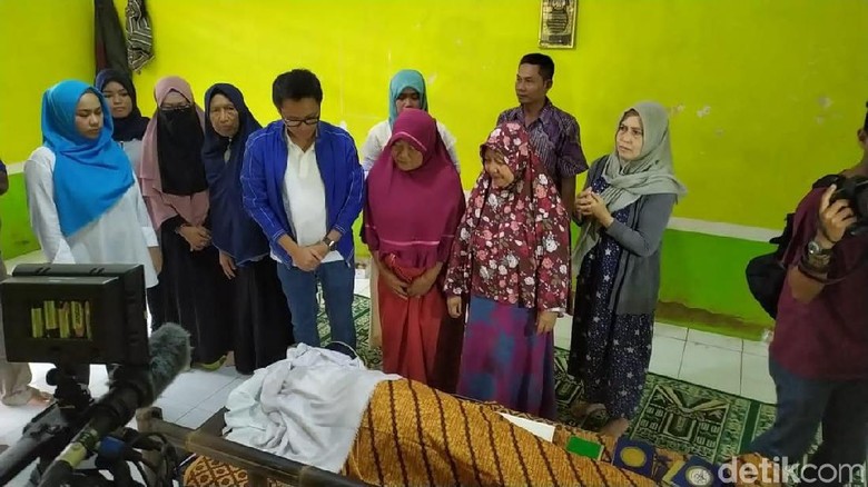 Foto: Eko Patrio blusukan temui keluarga korban / Febriyantino NP Foto: Eko Patrio blusukan temui keluarga korban / Febriyantino NP
