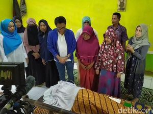 Eko Patrio Blusukan Banjir ke Bidara Cina, Temui Keluarga Korban Jiwa