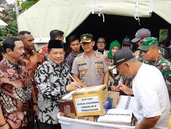 Mendagri Tito Datangi Posko Banjir Villa Jatirasa di Bekasi