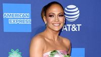 Usia Setengah Abad, Jennifer Lopez Tetap Kece dengan Gaun Floral