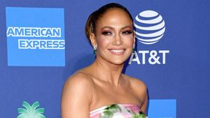 Usia Setengah Abad, Jennifer Lopez Tetap Kece dengan Gaun Floral