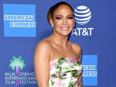 Usia Setengah Abad, Jennifer Lopez Tetap Kece dengan Gaun Floral