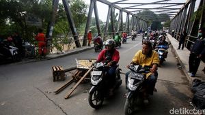 Jembatan Kali Bekasi Alami Pergeseran Akibat Luapan Sungai