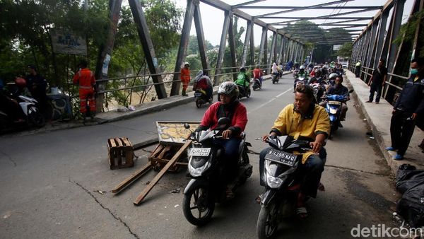 Jembatan Kali Bekasi Alami Pergeseran Akibat Luapan Sungai