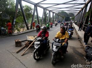 Jembatan Kali Bekasi Alami Pergeseran Akibat Luapan Sungai