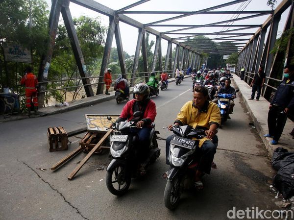 Jembatan Kali Bekasi Alami Pergeseran Akibat Luapan Sungai