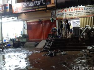 Listrik Nyala, Warga Korban Banjir Villa Nusa Indah Tak Lagi Gelap-gelapan