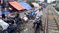 Warga Kedoya Dirikan Tenda Darurat di Jalur Kereta Api