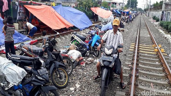 Warga Kedoya Dirikan Tenda Darurat di Jalur Kereta Api