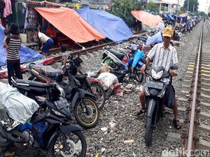 Warga Kedoya Dirikan Tenda Darurat di Jalur Kereta Api Warga Kedoya Dirikan Tenda Darurat di Jalur Kereta Api