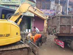 Alat Berat Dikerahkan Singkirkan Lumpur Sisa Banjir di Pondok Gede Permai