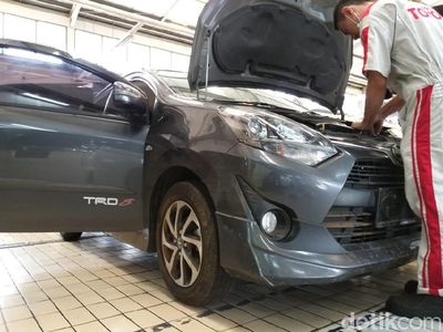 Intip Proses Perbaikan Mobil Korban Banjir di Bengkel