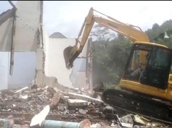 Viral, Rumah Pasutri Dibongkar Alat Berat Setelah Rumah Tangga Kandas