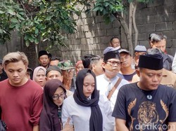 Bantu Proses Pemakaman Lina, Rizki Febian Masuk Liang Lahat