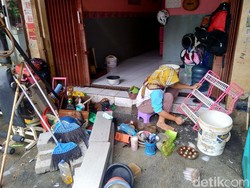 Banjir Mulai Surut, Warga Cengkareng Bersihkan Rumah dari Lumpur