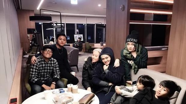 Lina bersama Sule dan anak-anaknya