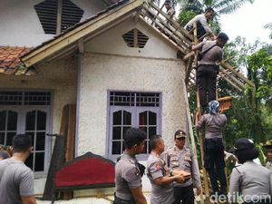 Aparat Ciamis Perbaiki Rumah Rusak Akibat Disapu Angin Kencang Aparat Ciamis Perbaiki Rumah Rusak Akibat Disapu Angin Kencang