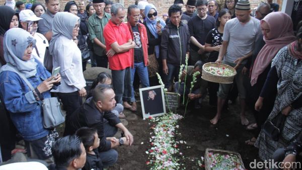 Momen Pemakaman Maestro Jaipongan Gugum Gumbira