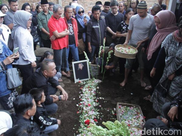 Momen Pemakaman Maestro Jaipongan Gugum Gumbira