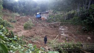 Longsor Tutup Akses Jalan di Sukajaya Bogor