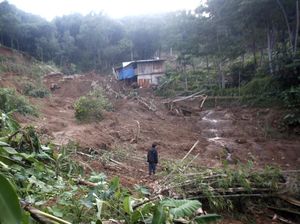 Longsor Tutup Akses Jalan di Sukajaya Bogor