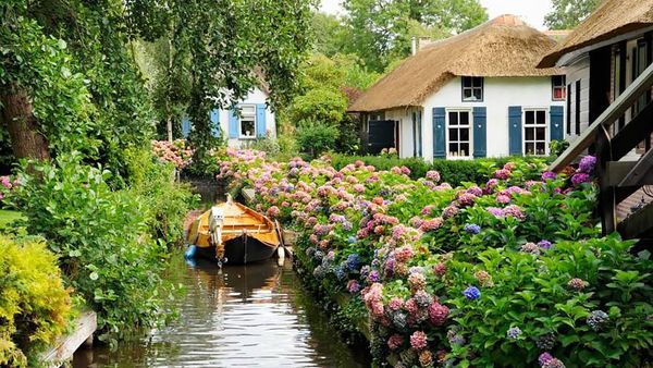 Wira-wiri di Kota Ini Cuma Bisa Pakai Perahu Lho