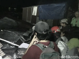 Pohon Trembesi Tumbang Timpa 2 Rumah Warga Makassar