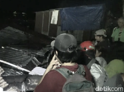 Pohon Trembesi Tumbang Timpa 2 Rumah Warga Makassar