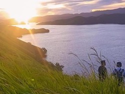 Potret: Senja yang Indah di Bukit Teletubbies Sentani