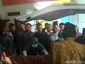 Usai Diautopsi, Jenazah Mertua Sekkab Lamongan Dimakamkan