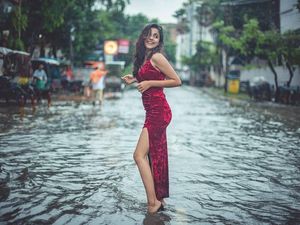 Model Cantik Santuy Pemotretan Fashion Saat Banjir, Aksinya Dihujat