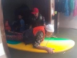 Pakai Papan Seluncur, Tim Damkar Evakuasi Korban Banjir di Cengkareng