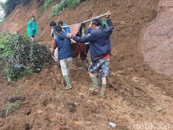 Jalan Putus karena Longsor di Bogor, Rojak Tandu Istri Lewati Bukit