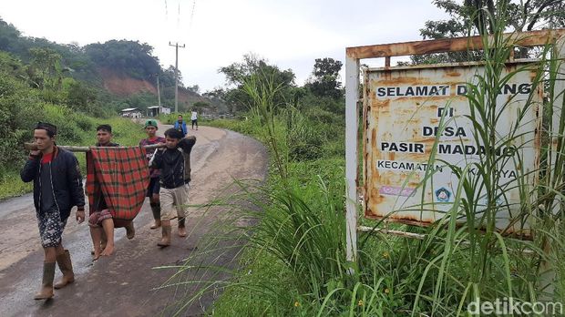 Jalan Putus karena Longso r di Bogor, Rojak Tandu Istri Lewati Bukit 