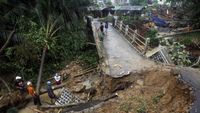 Akses Jalan dan Jembatan Rusak Parah di Sukajaya Bogor
