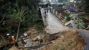 Akses Jalan dan Jembatan Rusak Parah di Sukajaya Bogor