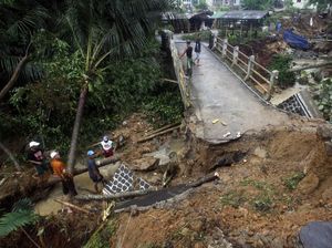Akses Jalan dan Jembatan Rusak Parah di Sukajaya Bogor