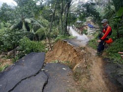 Video Penampakan Aspal Terbelah Imbas Longsor Sukajaya Bogor