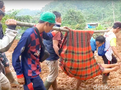 Video Euis Keguguran, Ditandu Puluhan Kilometer Keluar Lokasi Longsor