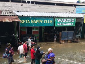 500 Pegawai Bank Mandiri Dikerahkan Jadi Relawan Bantu Korban Banjir