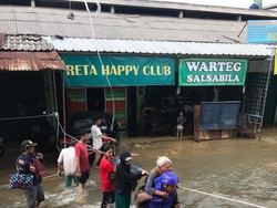 500 Pegawai Bank Mandiri Dikerahkan Jadi Relawan Bantu Korban Banjir