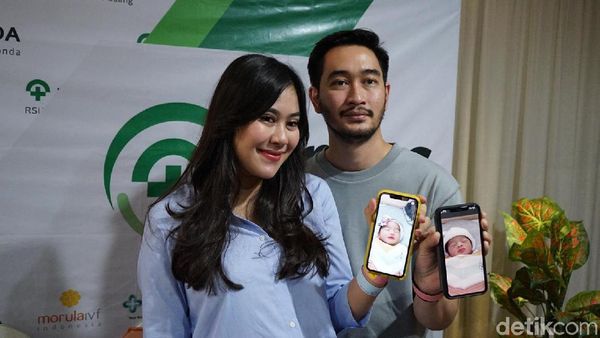 Senyum Bahagia Syahnaz Sadiqah-Jeje Govinda Dikaruniai Anak Kembar