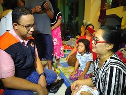 Anies Temui Pengungsi Banjir Pengadegan, Pastikan Kebutuhan Terpenuhi
