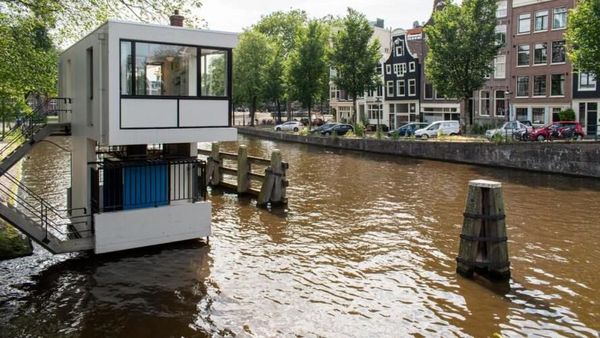 Menginap di Hotel Anti Banjir, Bagaimana Rasanya?